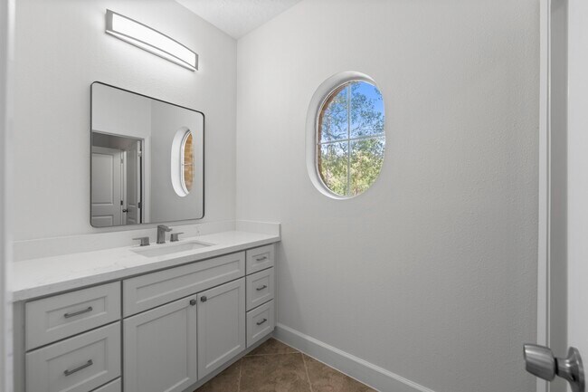 Building Photo - 15456 Pin Oak Dr