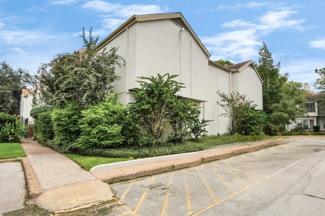 Building Photo - 2100 Tanglewilde St