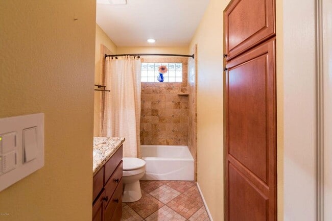 Building Photo - 5 Bedroom/2 Bath Home in amazing ASU Neighborhood