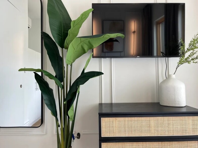 Building Photo - Furnished room/NOT APARTMENT