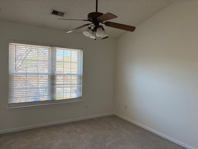 Building Photo - Charming Townhouse