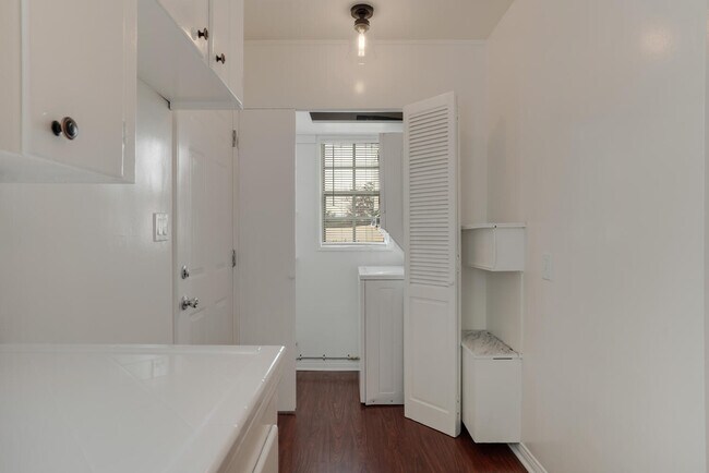 Building Photo - 5534 Kester Ave