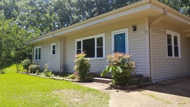 Building Photo - 16 Elmira Dr