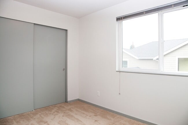 Building Photo - West Seattle Townhouse