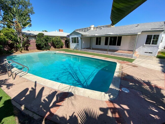 Building Photo - 4BD/2BA, POOL!!