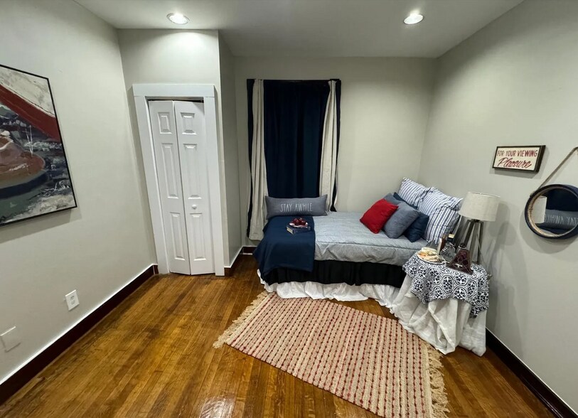 Building Photo - 208 Buckingham St