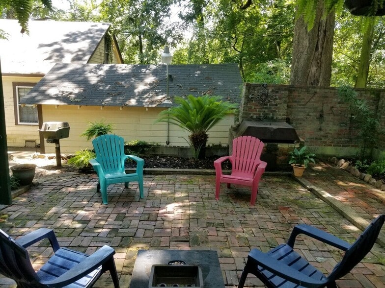 Courtyard with Grill - 1623 Ivy St