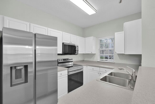 Building Photo - Bright and Spacious Townhome in Gate Community