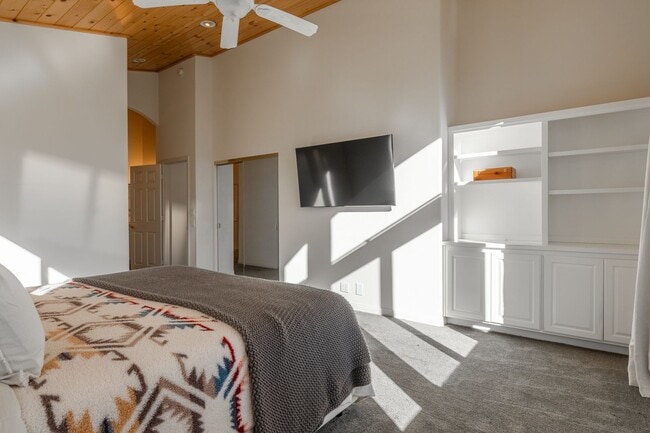 Building Photo - Mountain View Haven