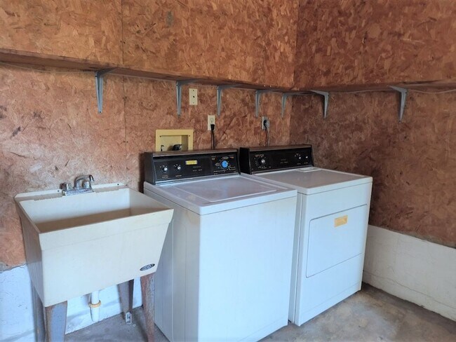 Building Photo - 2 Bedroom, 2 Bath , 2 Car Garage in Dunnel...