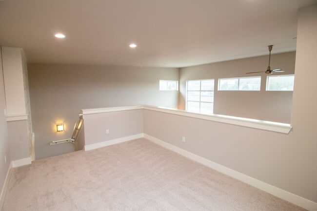 Building Photo - 2Bd/2Ba Mercer Island Condo