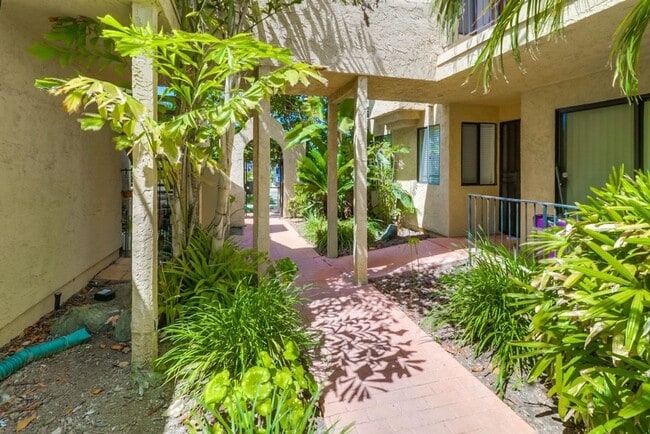 Building Photo - Stunning 2 bed 2 bath top floor condo in gated community with 2 covered parking spaces!