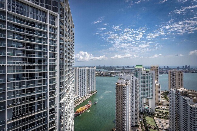 Building Photo - 495 Brickell Ave