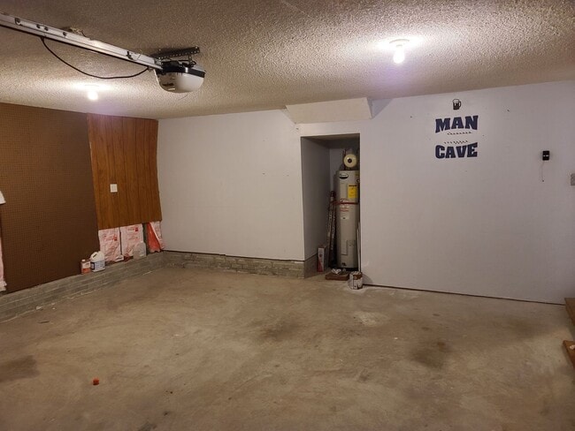 Building Photo - Conveniently located in a quiet cul-de-sac