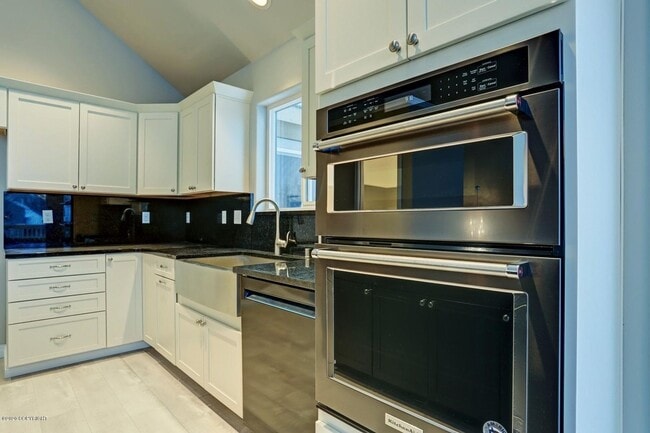 Building Photo - Live in luxury and style in this new, modern 4 bedroom home with upgraded everything, mountain vi...