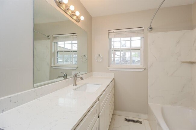 Building Photo - 4207 N Reeder Ave