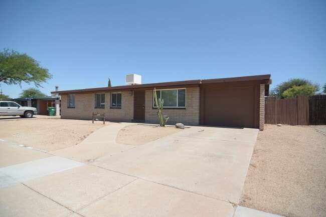 Building Photo - Charming 3 Bedroom 2 Bath House! Great Northwest Tucson Location