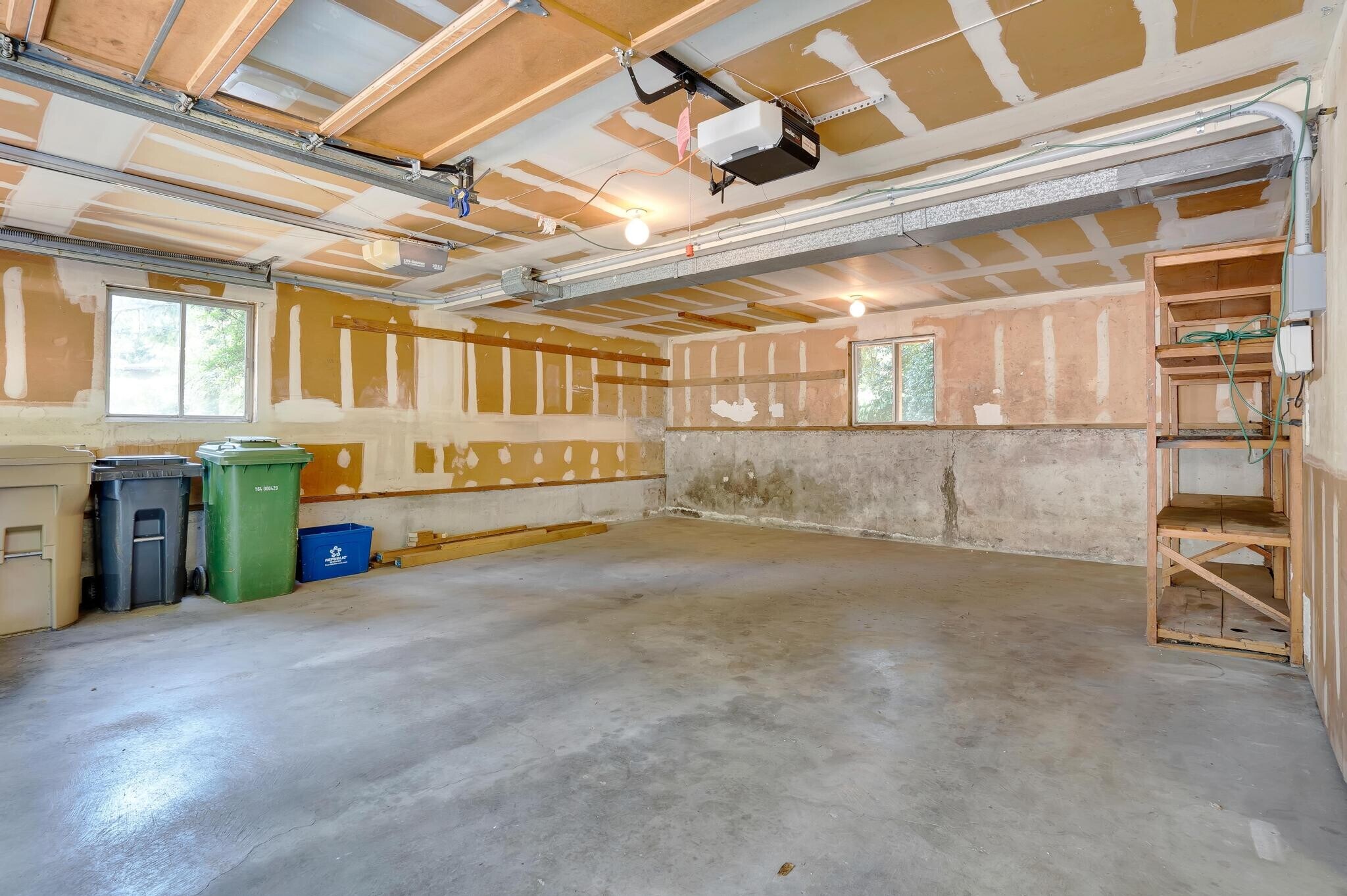 Two car garage - 1931 Mapleleaf Ct