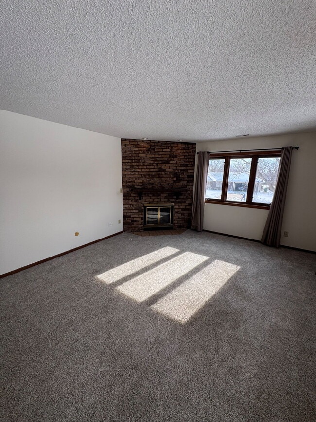Building Photo - "Charming 2-Bedroom Retreat with Ample Space in Wichita's Serene South Willo-Esque Court!"