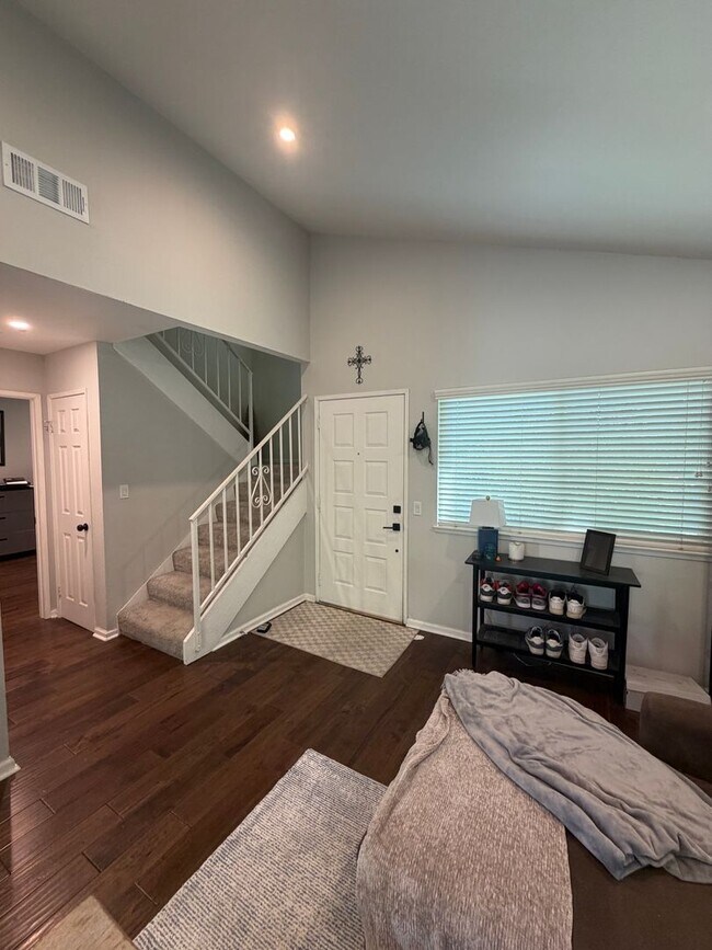 Building Photo - Remodeled 3 bedroom 2 1/2 bath townhome!