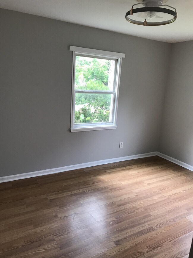 Building Photo - 263 S Bon Air Ave