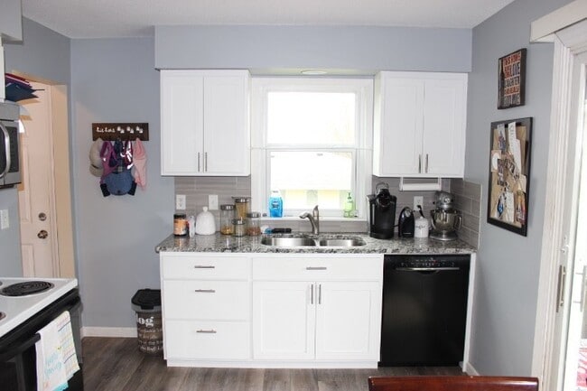 Building Photo - New Hope SidexSide, Walk out Deck, In Unit Laundry, 1 Car Garage