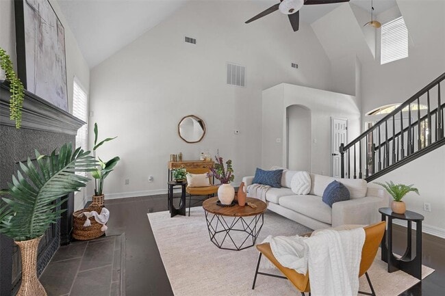 Building Photo - 312 Country Club Dr