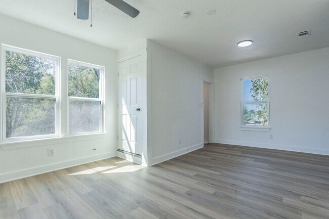 Building Photo - 2215 N Elmendorf St