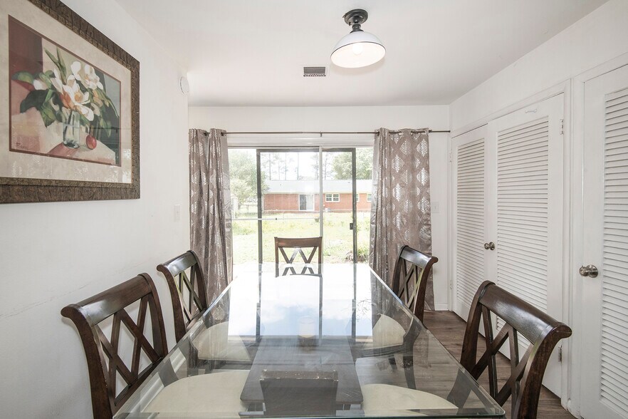 Building Photo - 3831 Forest Glen Dr