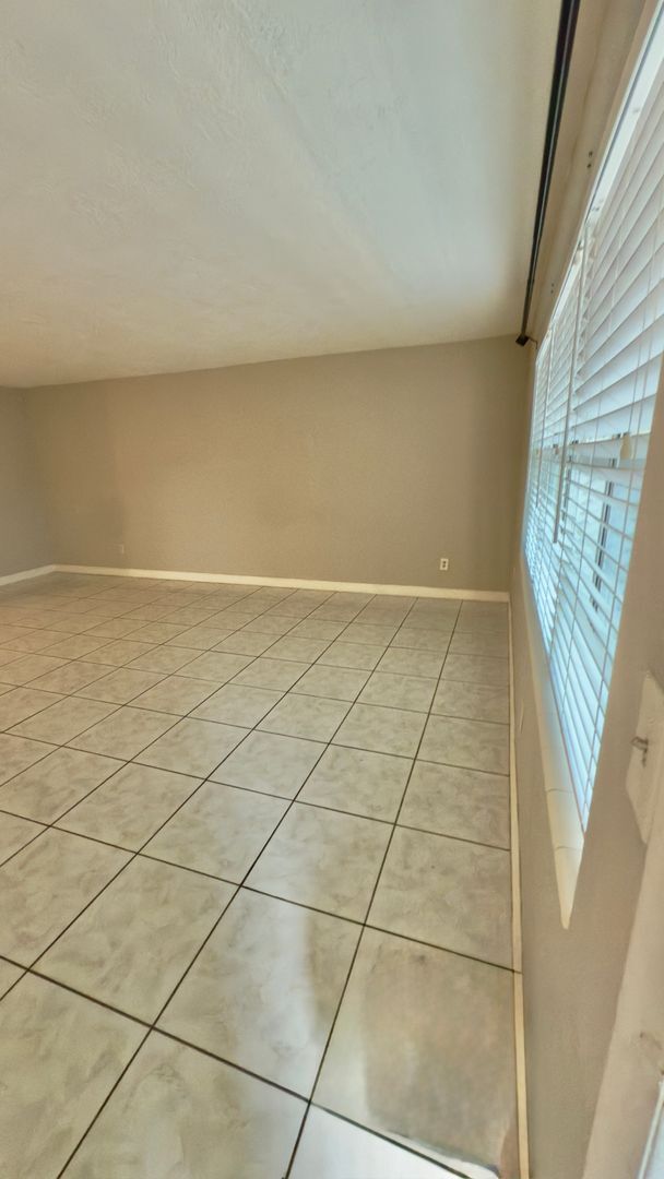 Building Photo - Spacious 1-Bed Condo in Sutton House – 974...