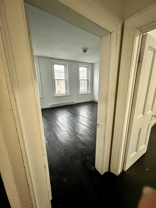 Building Photo - 304 Main St