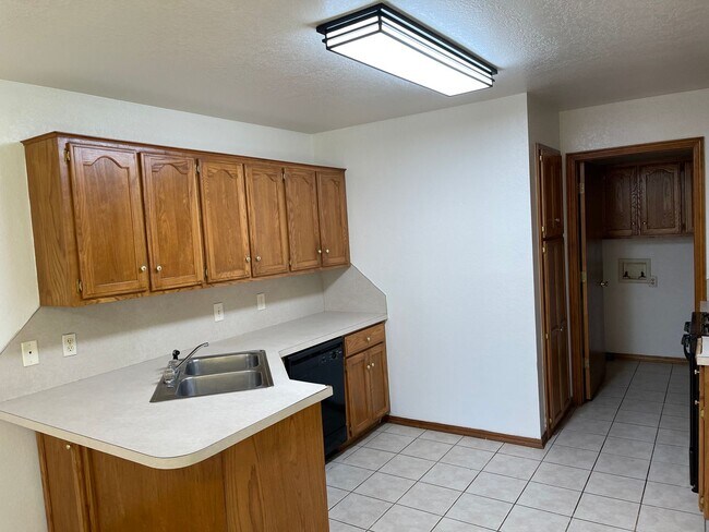 Building Photo - 4 bedroom home for rent in Moore near 19th...