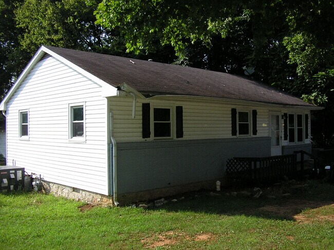 Building Photo - 1637 Johnson Dr