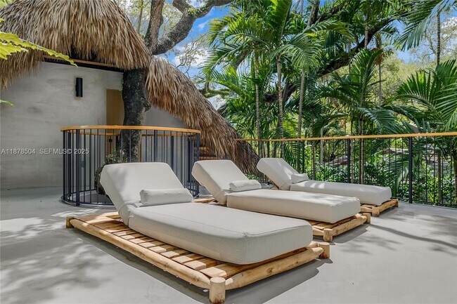 Building Photo - 1000 NW 9th Ct