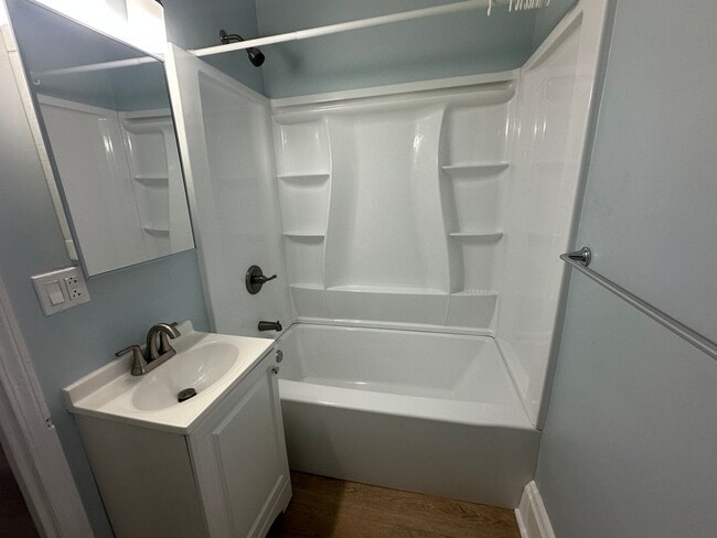 Building Photo - CUTE 2 BEDROOM HOUSE WITH LARGE BACKYARD IN HAMILTON!