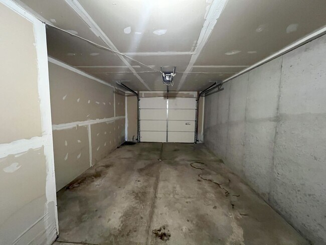 Building Photo - 4262 Eagle Crest Dr