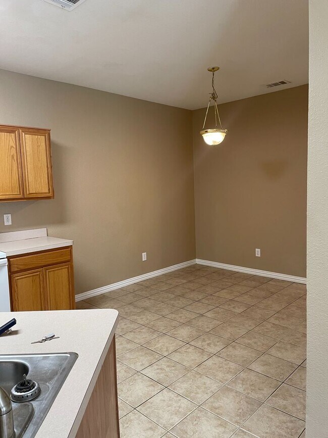 Building Photo - 991 Sierra Vista Ct