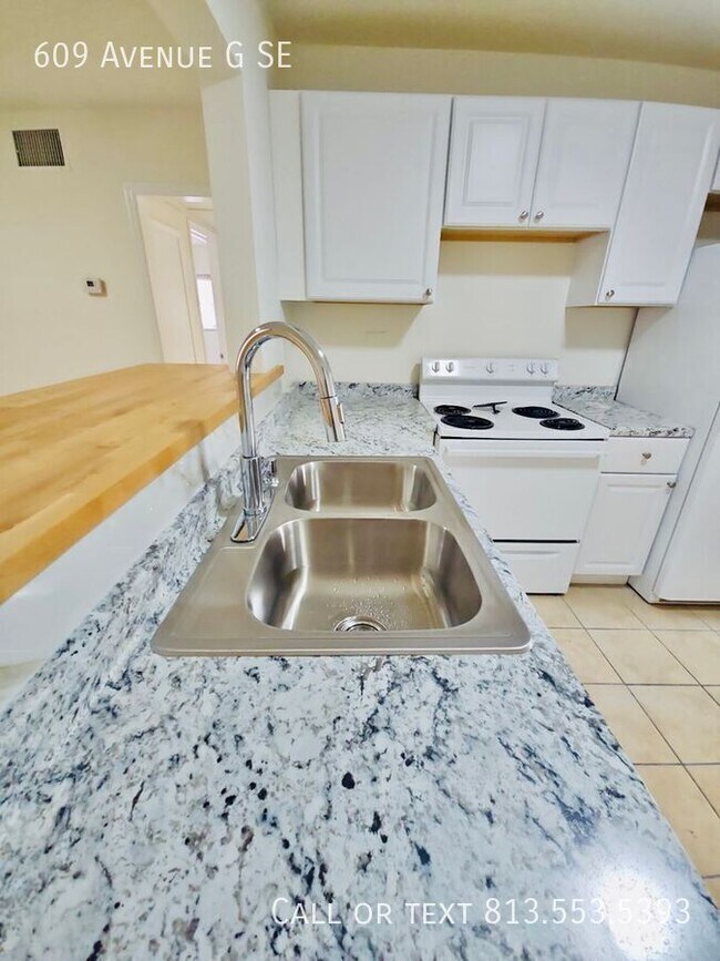 Building Photo - 609 Ave G SE