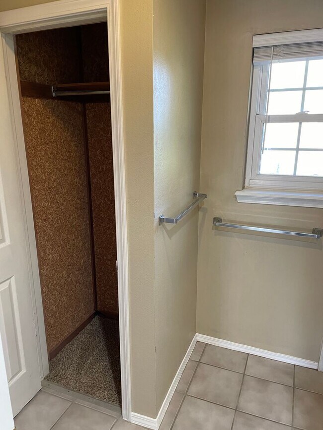 Building Photo - Darling 1 Bed, 1.5 Bath Townhouse with sma...
