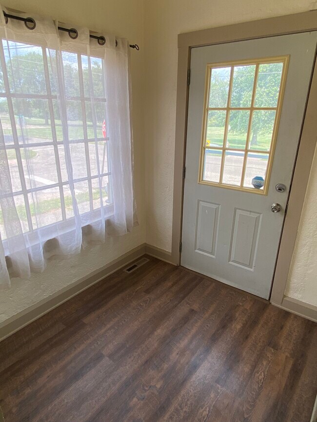 Building Photo - 2617 Maple Ave NE