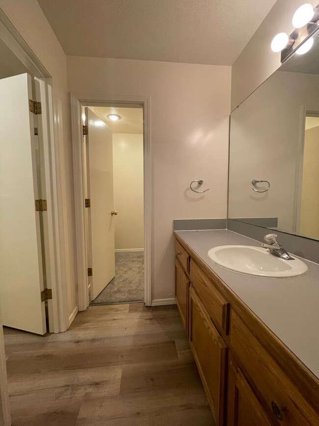 Building Photo - Southern Hills 3 Bedroom 2 Bath Duplex-New carpet and new flooring in the bathrooms