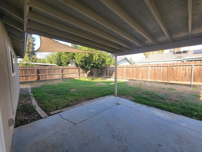 Building Photo - 2704 S Fairway Ct