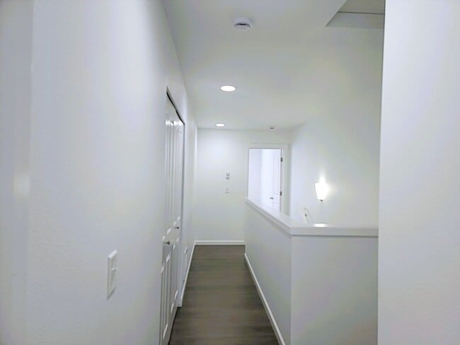 Building Photo - PENDING APPLICATION APPROVAL Gorgeous 2 -B...