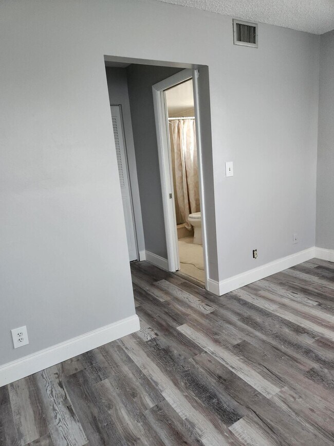 Building Photo - 2606 Garden Dr S