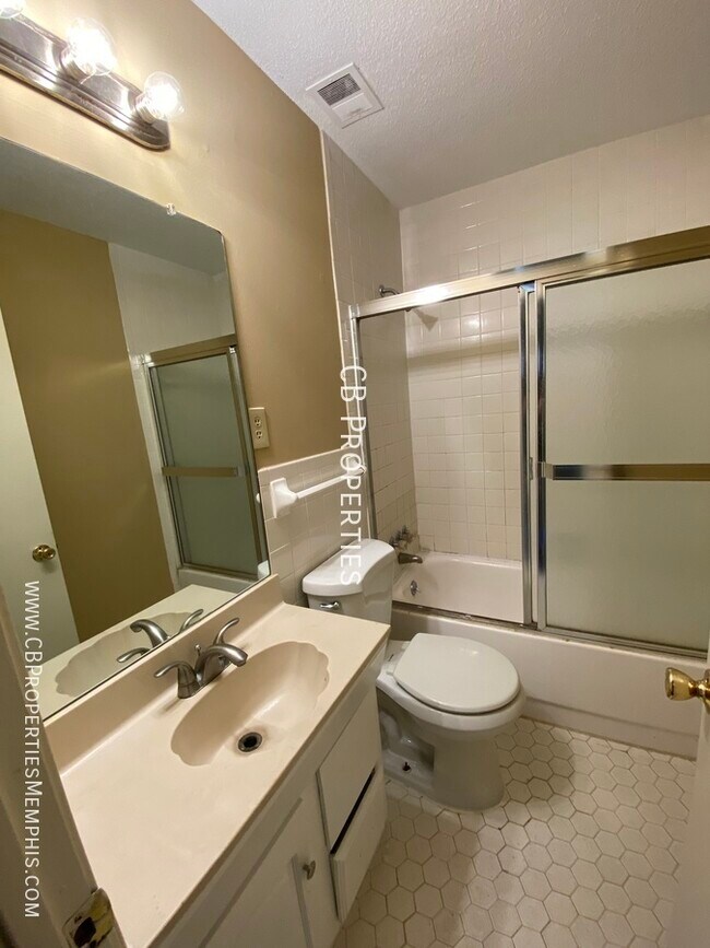 Building Photo - 3 Bed and 1.5 Bath Home