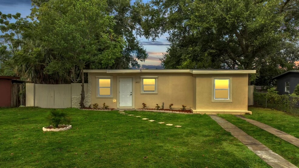 Building Photo - 802 Ferndell Rd