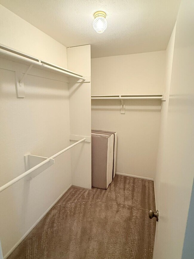 Building Photo - Spacious Pool Home In the Desired Los Comp...