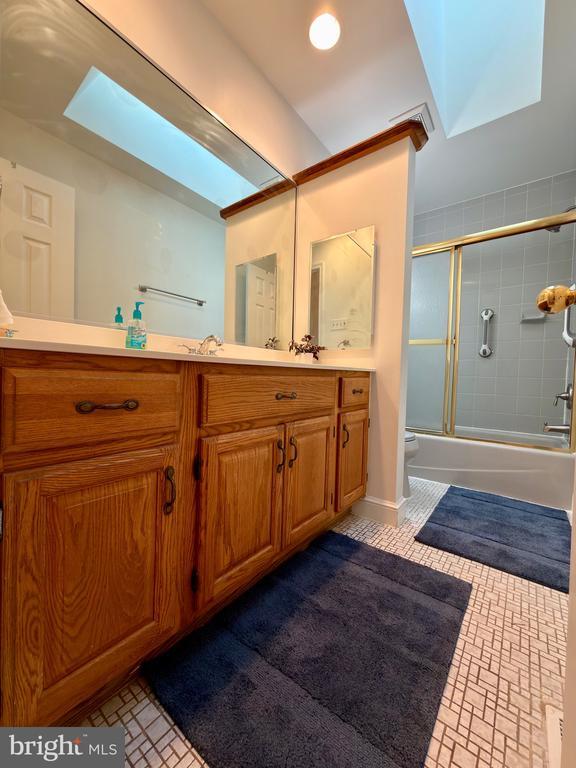 Building Photo - 905 W Poplar Rd