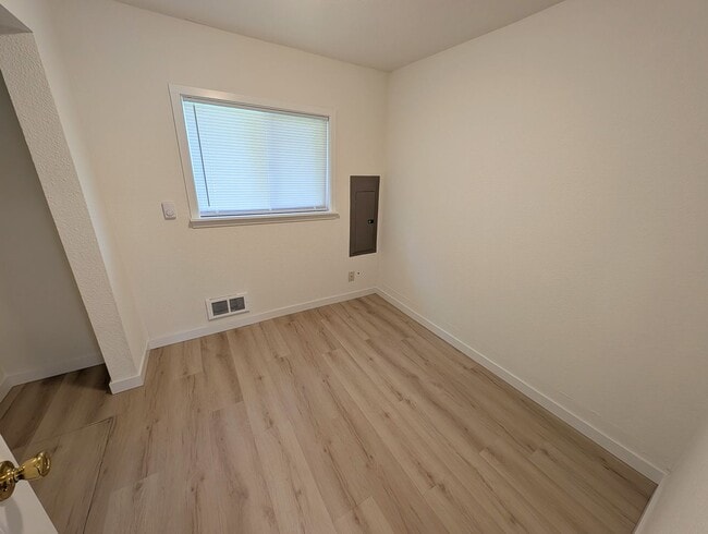 Building Photo - Charming 2 Bed Rental w Bonus Space & Loft! Available Now!