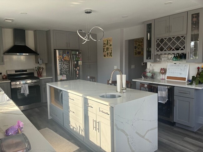 Building Photo - 4 BED 3.5 BATH RENOVATED HOUSE WITH AC LAUNDRY OUTDOOR SPACE!